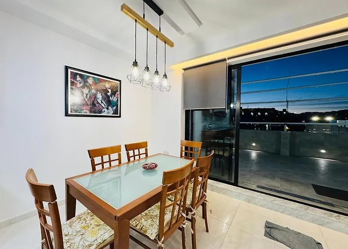 Bright And Airy Penthouse Apartment Gzira